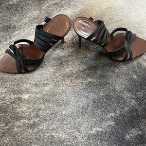 GUCCI Sandal HEEL! Detail accents the Ankle-